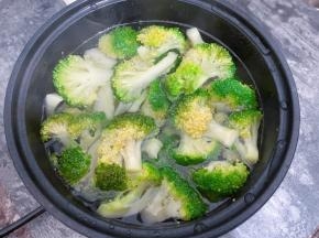 锅里烧水，水开后滴入几滴金龙鱼初夏橄榄调和油，把西兰花放入煮至断生后捞出