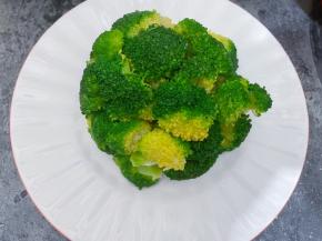 把焯好水的西兰花摆入盘里