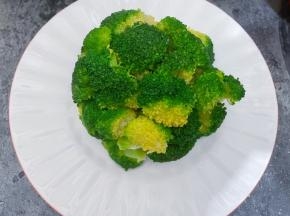 把焯好水的西兰花摆入盘里