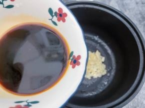 加入调好的料汁煮开后离火