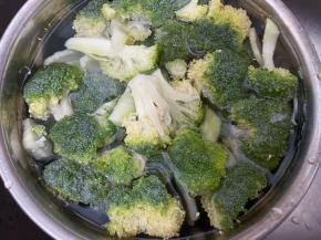西兰花改刀成小朵，用淡盐水浸泡15分钟后洗净