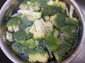 西兰花改刀成小朵，用淡盐水浸泡15分钟后洗净