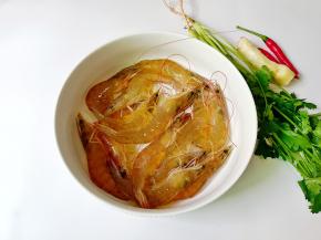 准备好新鲜的对虾，香菜，生姜，小米椒。