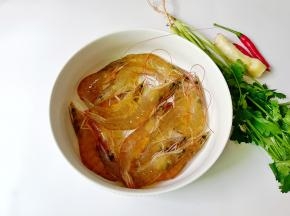 准备好新鲜的对虾，香菜，生姜，小米椒。