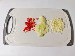 小米椒，生姜蒜，分别切好备用。