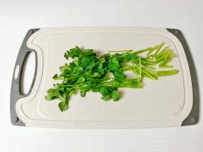 香菜洗净，切成寸断。