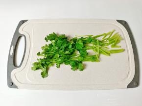 香菜洗净，切成寸断。