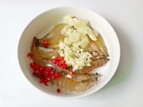 把对虾放在碗里，加上切好的姜蒜，小米椒。