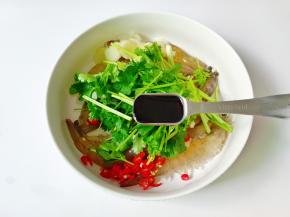 加生抽五勺，米醋两勺。