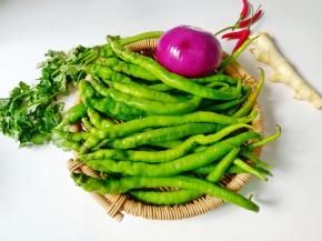 准备好线椒，洋葱，香菜，小米椒，仔姜。