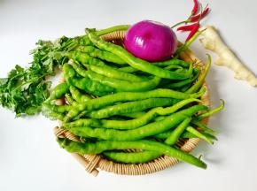 准备好线椒，洋葱，香菜，小米椒，仔姜。