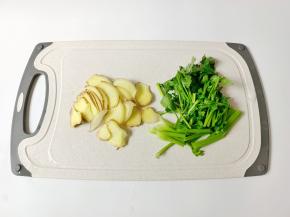 仔姜，香菜切好备用。