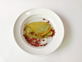 把花椒，大料，香叶清洗一遍，洗去灰尘的同时，待会炸不会糊。