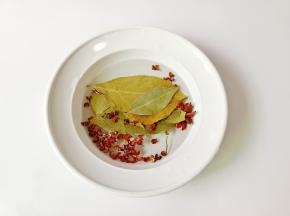 把花椒，大料，香叶清洗一遍，洗去灰尘的同时，待会炸不会糊。