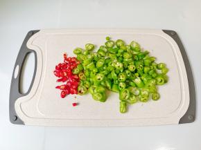 把线椒，小米椒切丁备用。