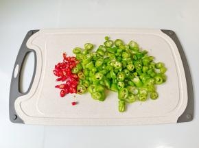把线椒，小米椒切丁备用。
