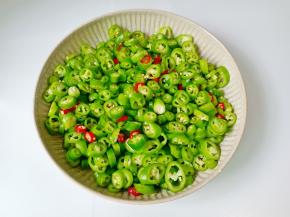 把切好的线椒放盘。