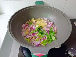 热锅凉油，放入仔姜，洋葱，香菜开火熬。