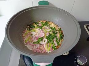 水分慢慢在蒸发，这个过程要中小火。