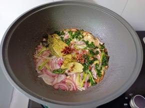 待洋葱熬到水分出来，加香料。