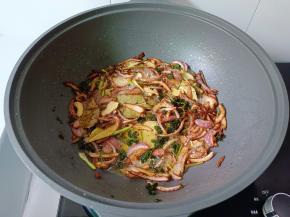 继续熬到洋葱丝金黄关火。