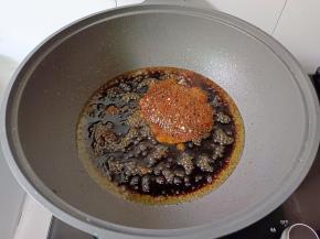 开火煮到酱油冒泡关火，倒入碗里晾凉。