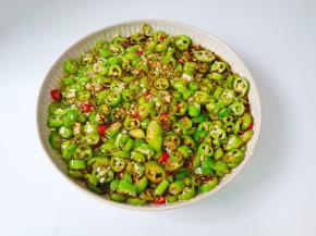 凉了的酱油倒入辣椒圈。