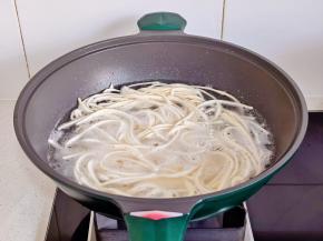 水开下面条煮熟捞出。