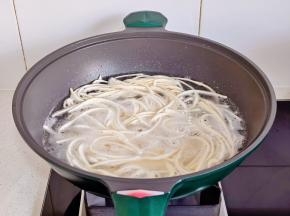 水开下面条煮熟捞出。