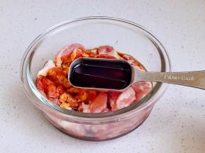 肉丝中加入料酒，1勺生抽，半勺老抽。