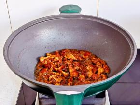 起油锅倒入肉丝。