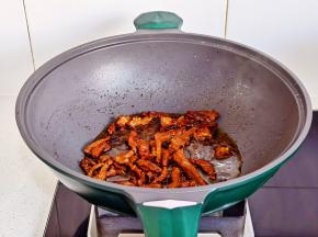 将肉丝炒熟。