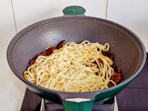 加入煮熟的面。