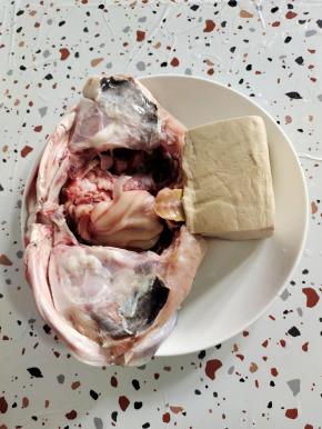 鱼头去掉鱼鳃，鱼牙齿，清洗干净，用葱姜水，料酒腌制十分钟，再准备豆腐一块！