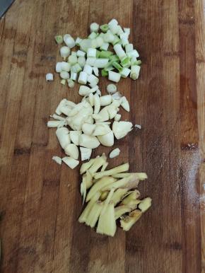 蒜瓣切成小块，生姜切成丝，葱切成段备用！