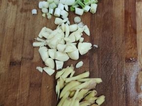 蒜瓣切成小块，生姜切成丝，葱切成段备用！
