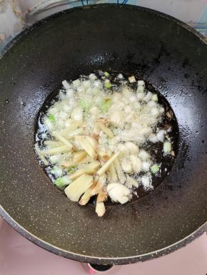 起锅烧油放，入葱姜蒜爆香！