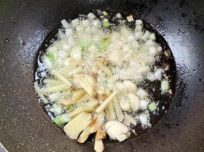 起锅烧油放，入葱姜蒜爆香！