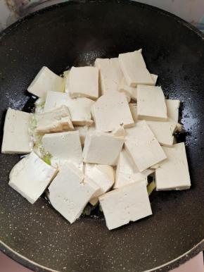 豆腐切成块，放在锅底！