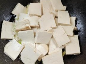 豆腐切成块，放在锅底！