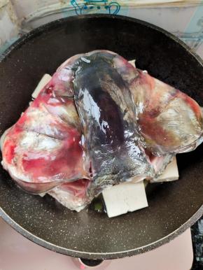 放入腌制好的鱼头！