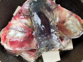 放入腌制好的鱼头！