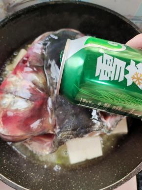 倒入一罐啤酒！