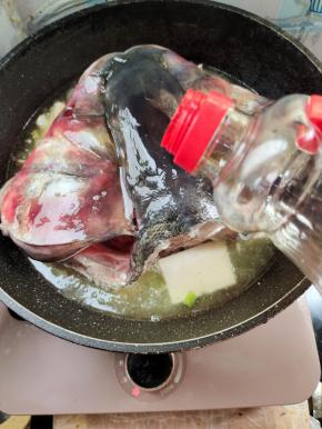 放入一大勺生抽！