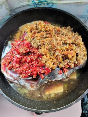 再把剁椒均匀的铺在鱼头上！
