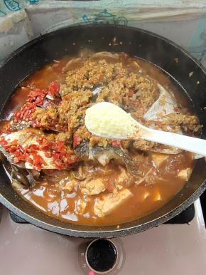 放入适量的鸡精，再煮2分钟左右！