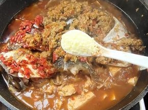 放入适量的鸡精，再煮2分钟左右！