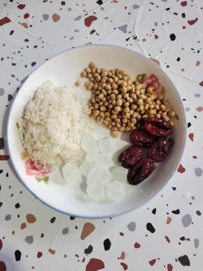 准备食材:
黄豆20克，大米20克清洗干净，红枣5颗去核清洗干净，冰糖1小把！