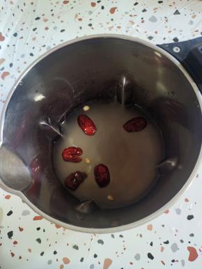 把处理好的食材全部倒入豆浆机里，加入1000毫升水！(豆浆机最高刻度线！)