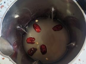 把处理好的食材全部倒入豆浆机里，加入1000毫升水！(豆浆机最高刻度线！)